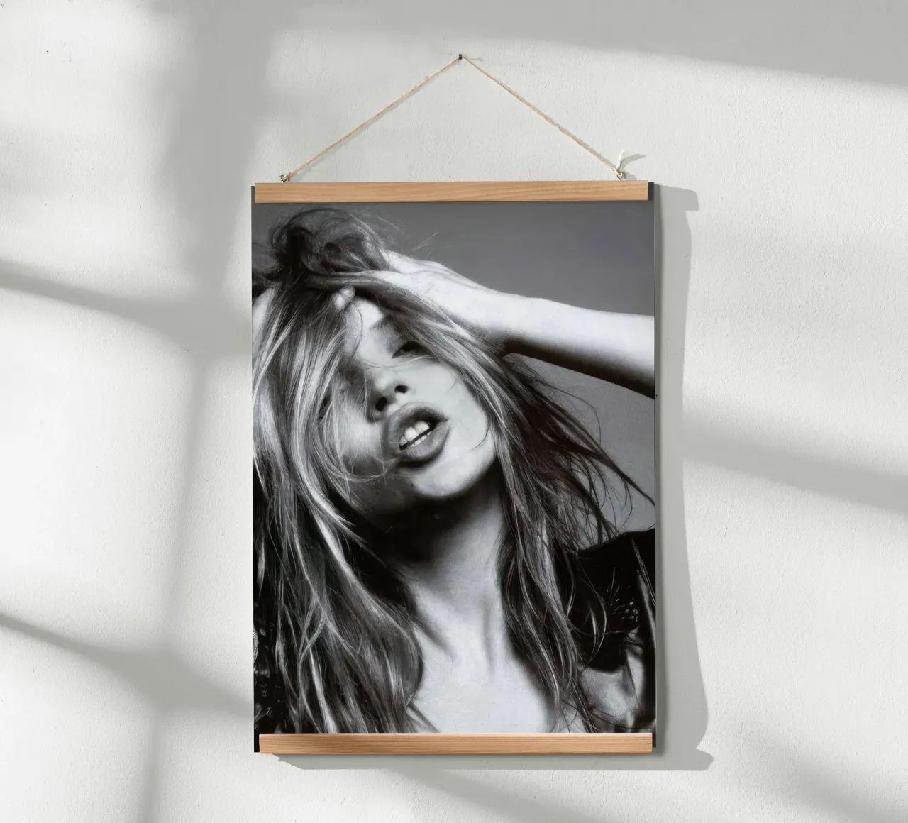 La vita di Kate Moss è uno scherzo #2 poster con telaio in plastica da Greatest Figure