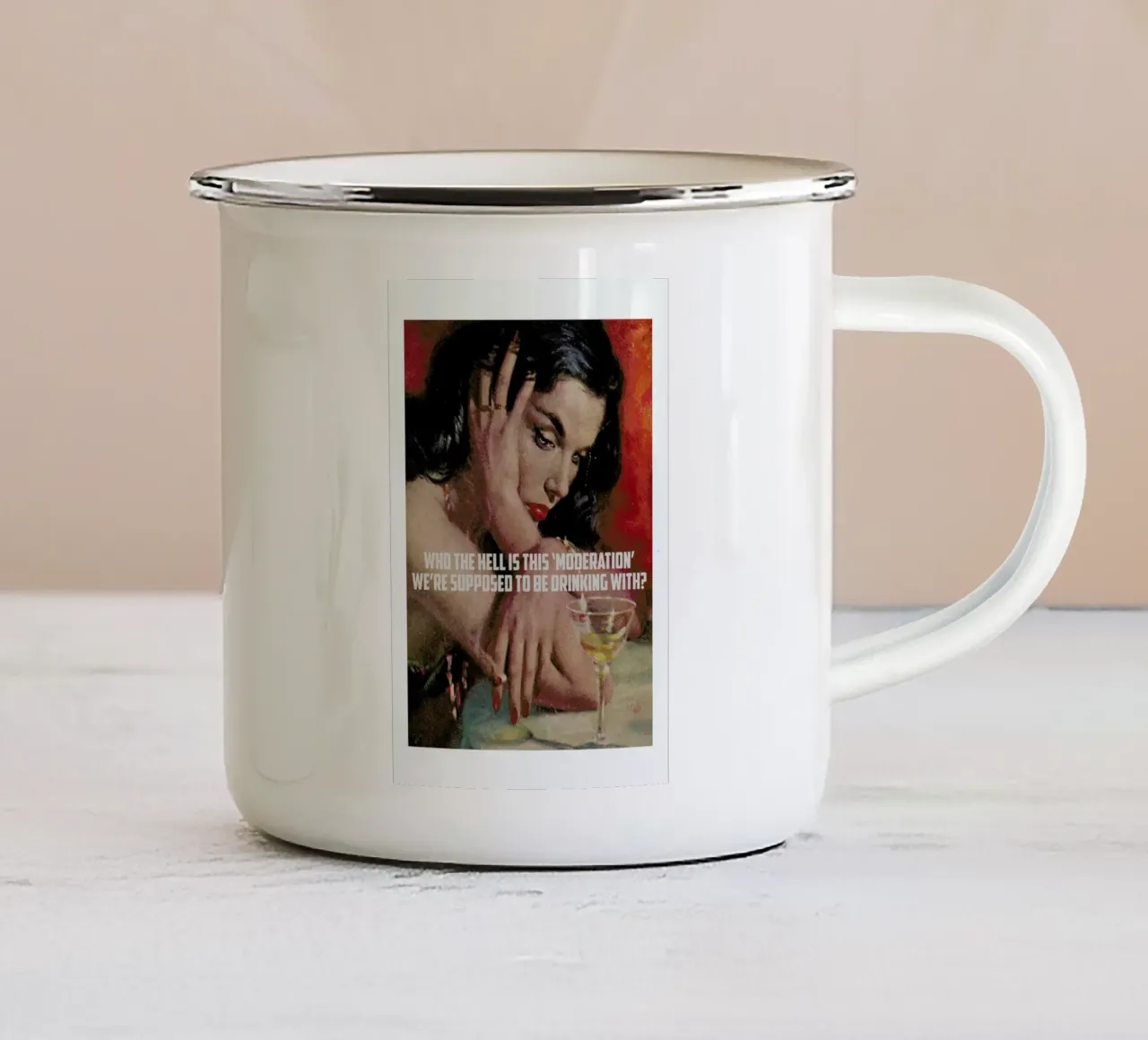 Who The Hell Is This taza de esmalte de Gallery Print and Art Limited