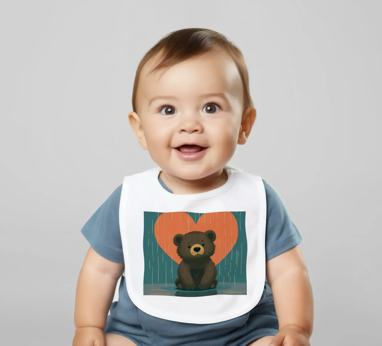 Simpatico orso seduto sotto la pioggia sotto un grande cuore a forma di bavaglino da DesignDoodle