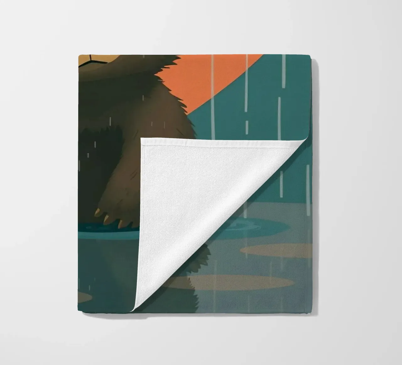 Simpatico orso seduto sotto la pioggia sotto un grande cuore a forma di telo mare da DesignDoodle