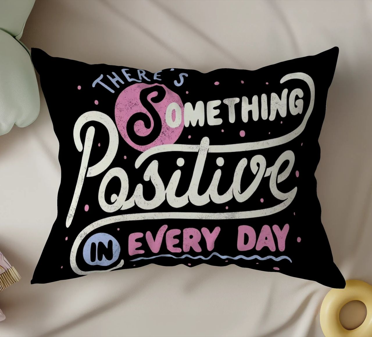 There's Something Positive In Every Day cuscino da Tobe Fonseca