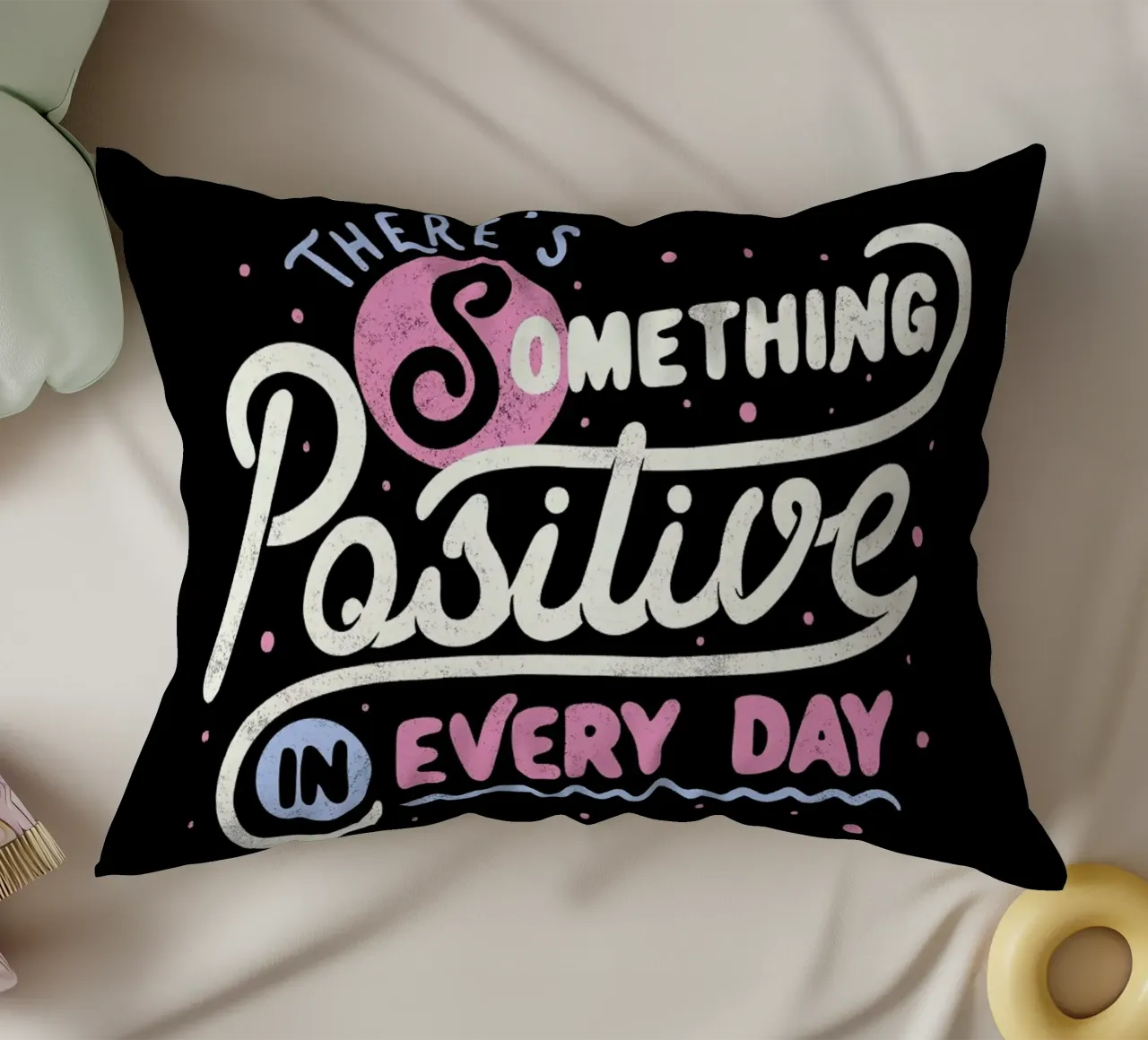 There's Something Positive In Every Day cuscino da Tobe Fonseca