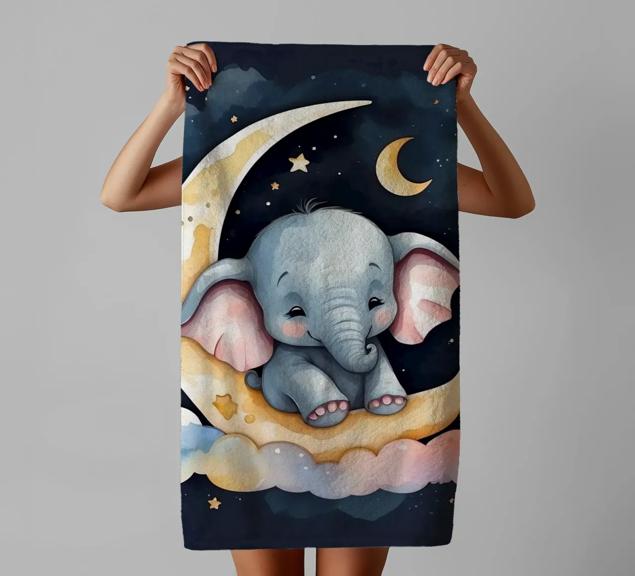 Mignon bébé éléphant se reposant sur un croissant de lune serviette de bain de DesignDoodle