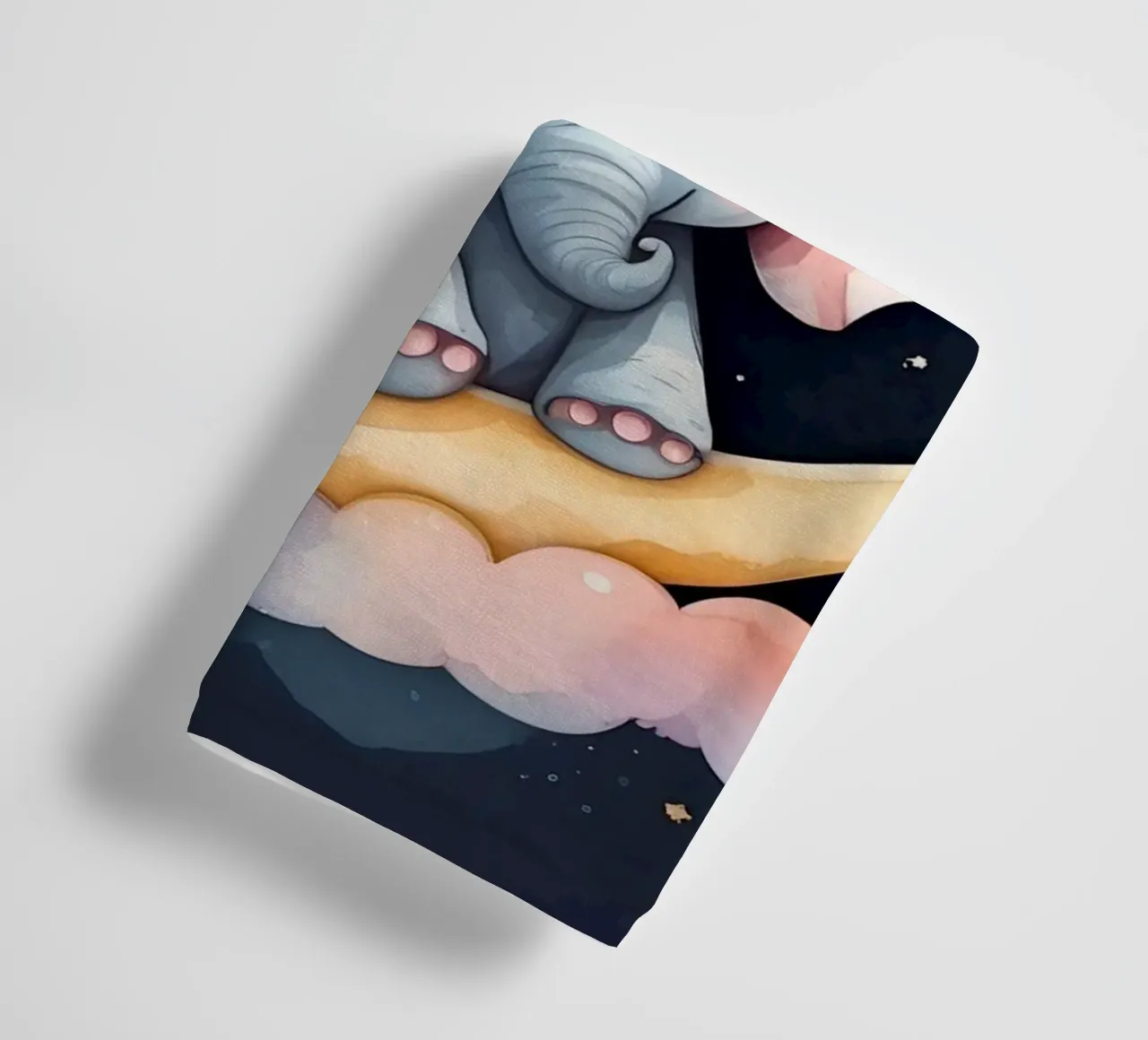 Mignon bébé éléphant se reposant sur un croissant de lune serviette de bain de DesignDoodle