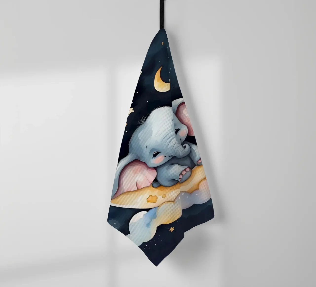 Mignon bébé éléphant se reposant sur un croissant de lune torchon de DesignDoodle