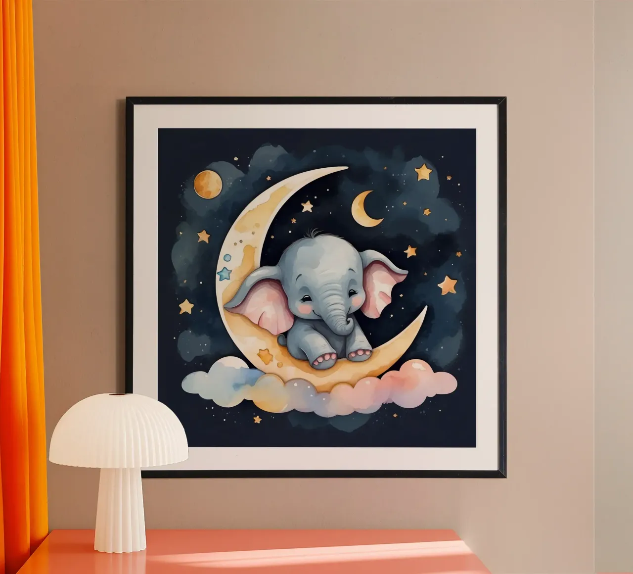 Mignon bébé éléphant se reposant sur un croissant de lune poster avec cadre en aluminium de DesignDoodle