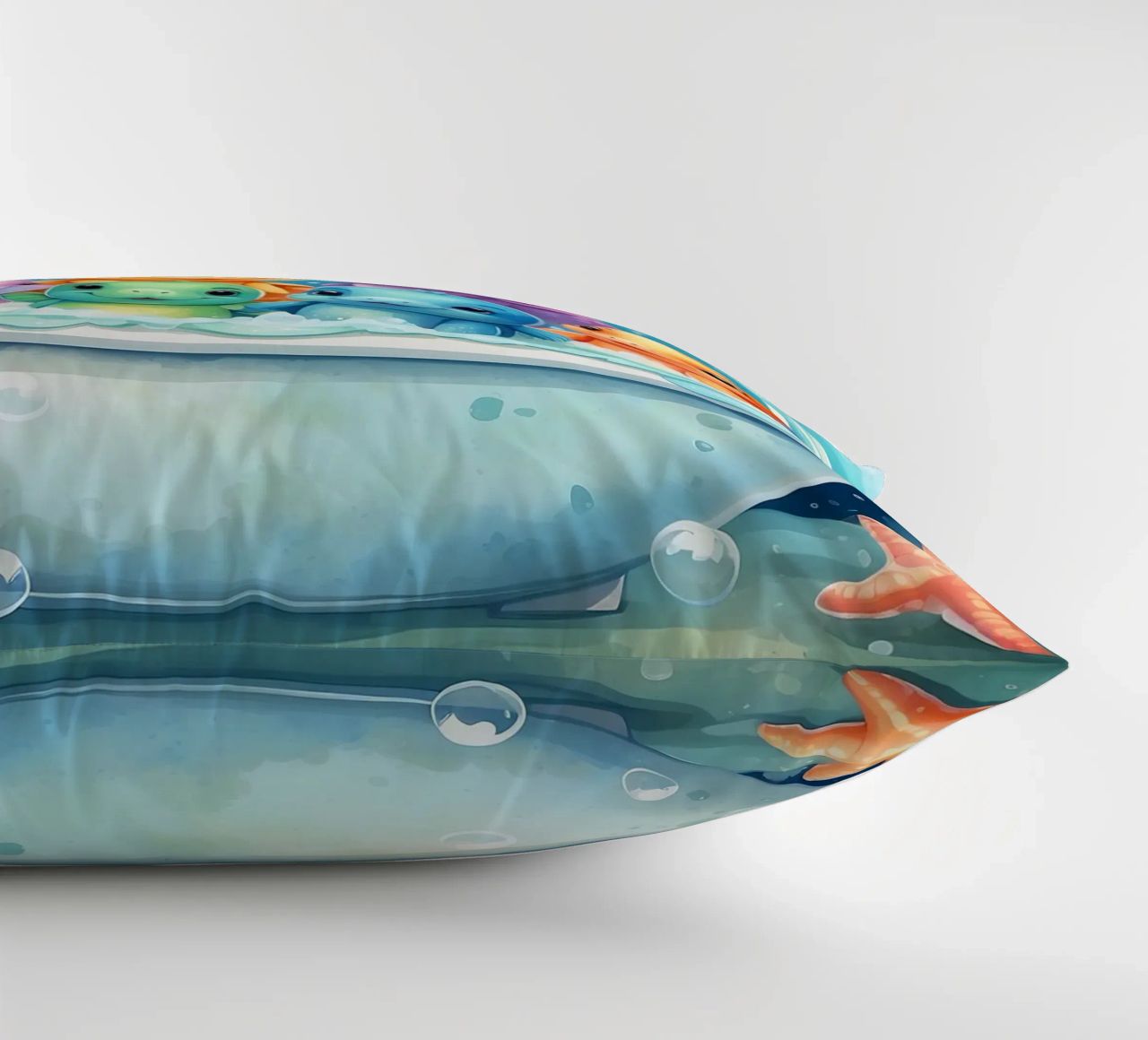 Simpatiche creature acquatiche in un bagno di schiuma con pesci colorati cuscino da DesignDoodle