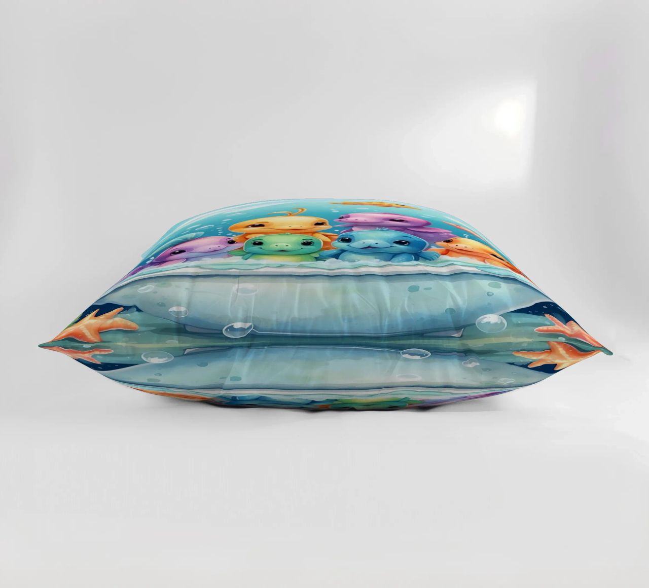 Simpatiche creature acquatiche in un bagno di schiuma con pesci colorati cuscino da DesignDoodle