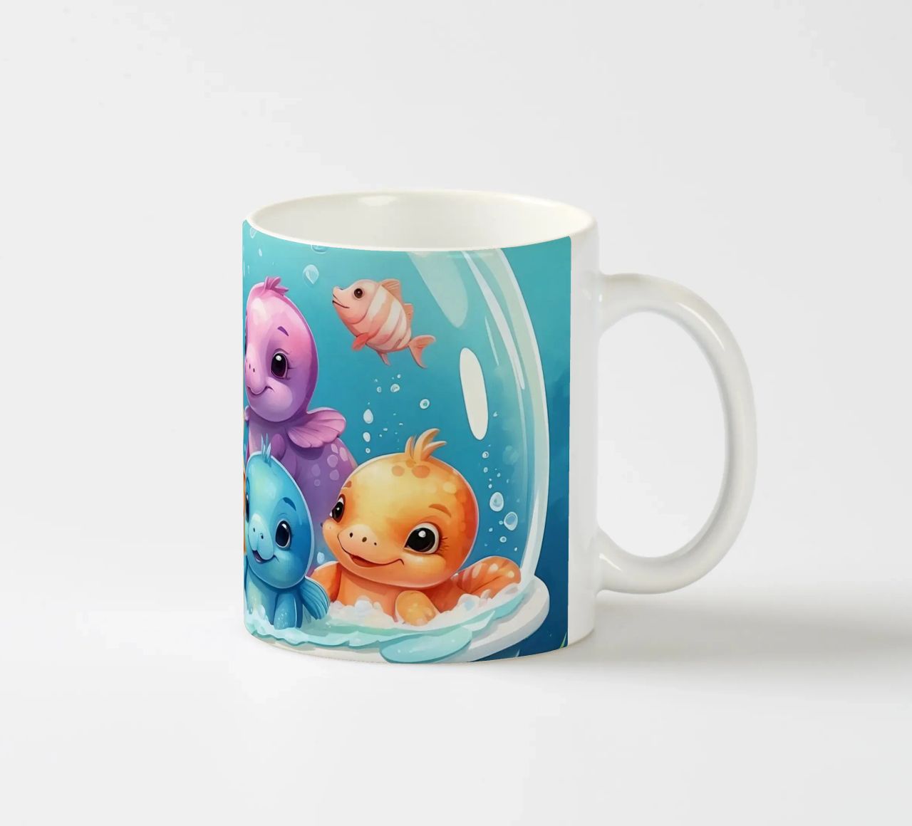 Simpatiche creature acquatiche in un bagno di schiuma con pesci colorati tazza in ceramica da DesignDoodle