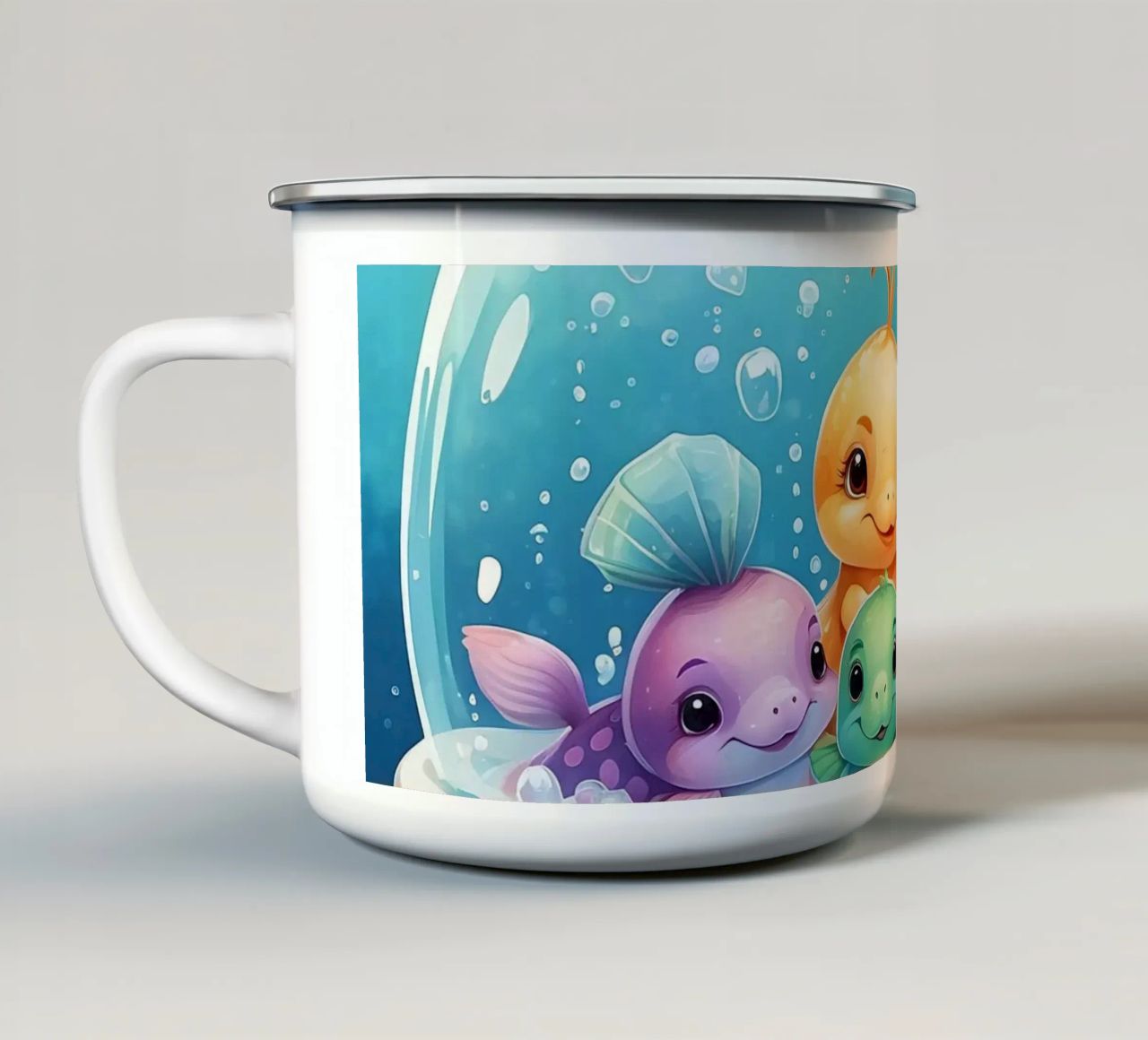 Simpatiche creature acquatiche in un bagno di schiuma con pesci colorati tazza in smalto da DesignDoodle