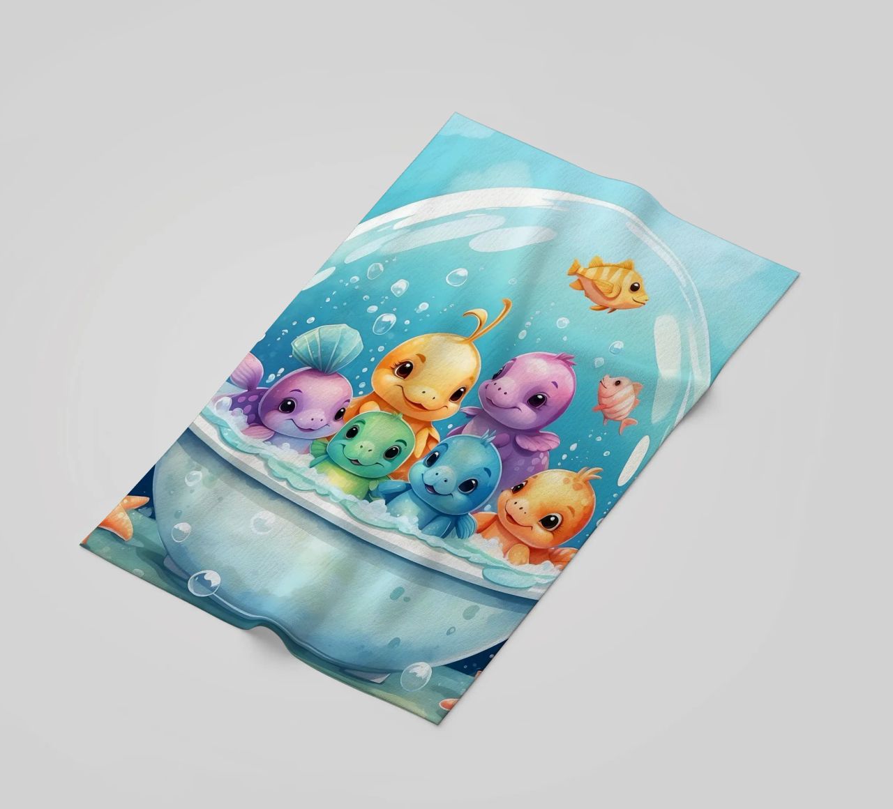 Simpatiche creature acquatiche in un bagno di schiuma con pesci colorati telo mare da DesignDoodle