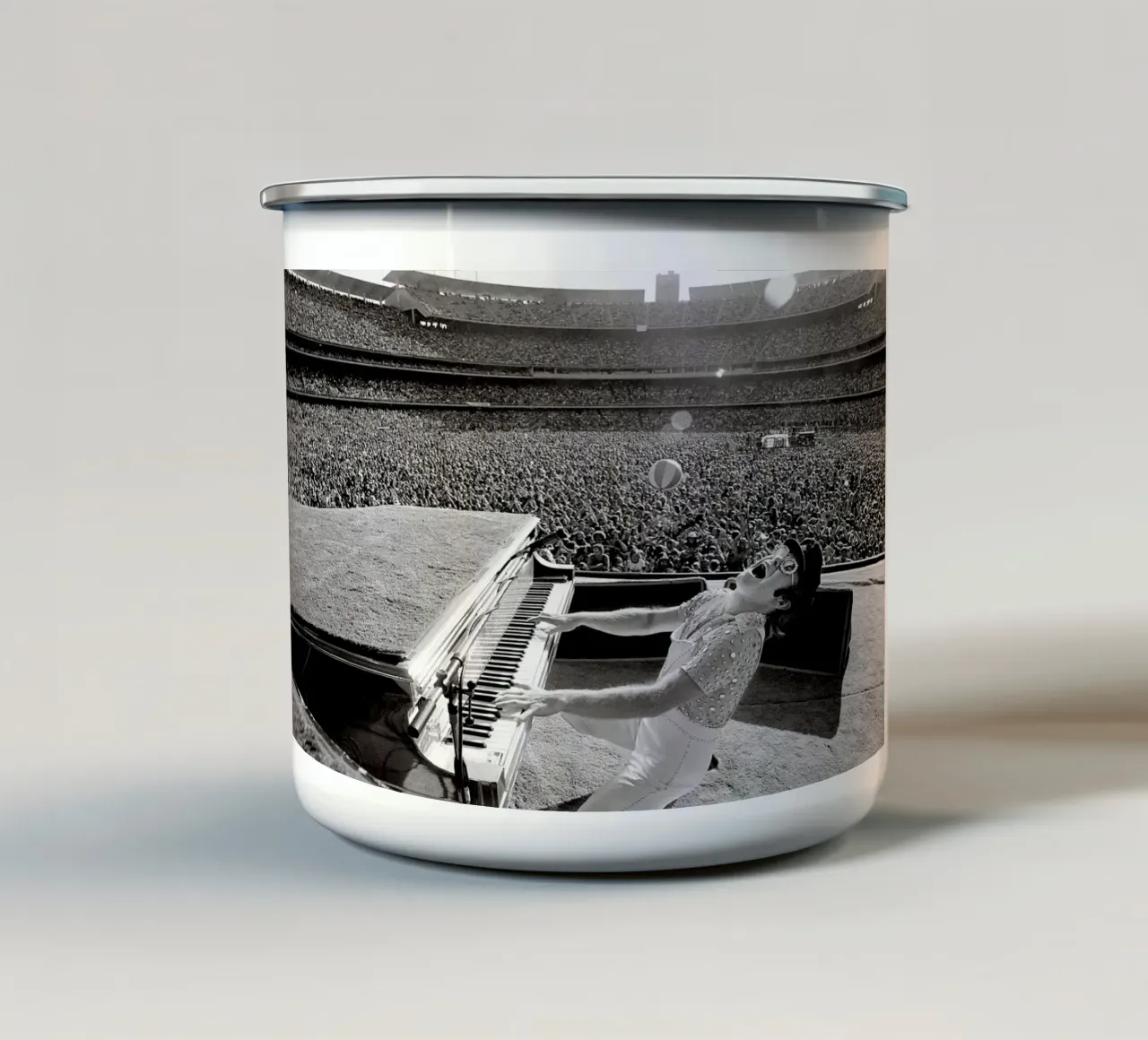 Black And White Live Concert Elton John In Stadium tazza in smalto da fardanjadex
