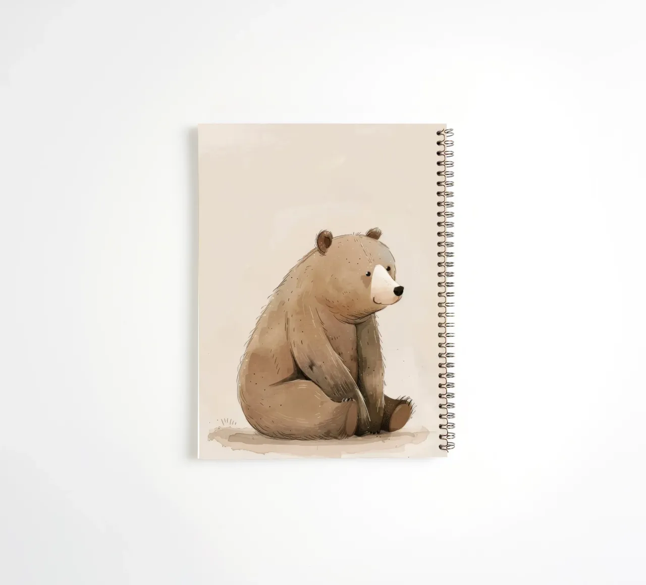 Ilustración de un osezno sentado cuaderno de espiral de DesignDoodle