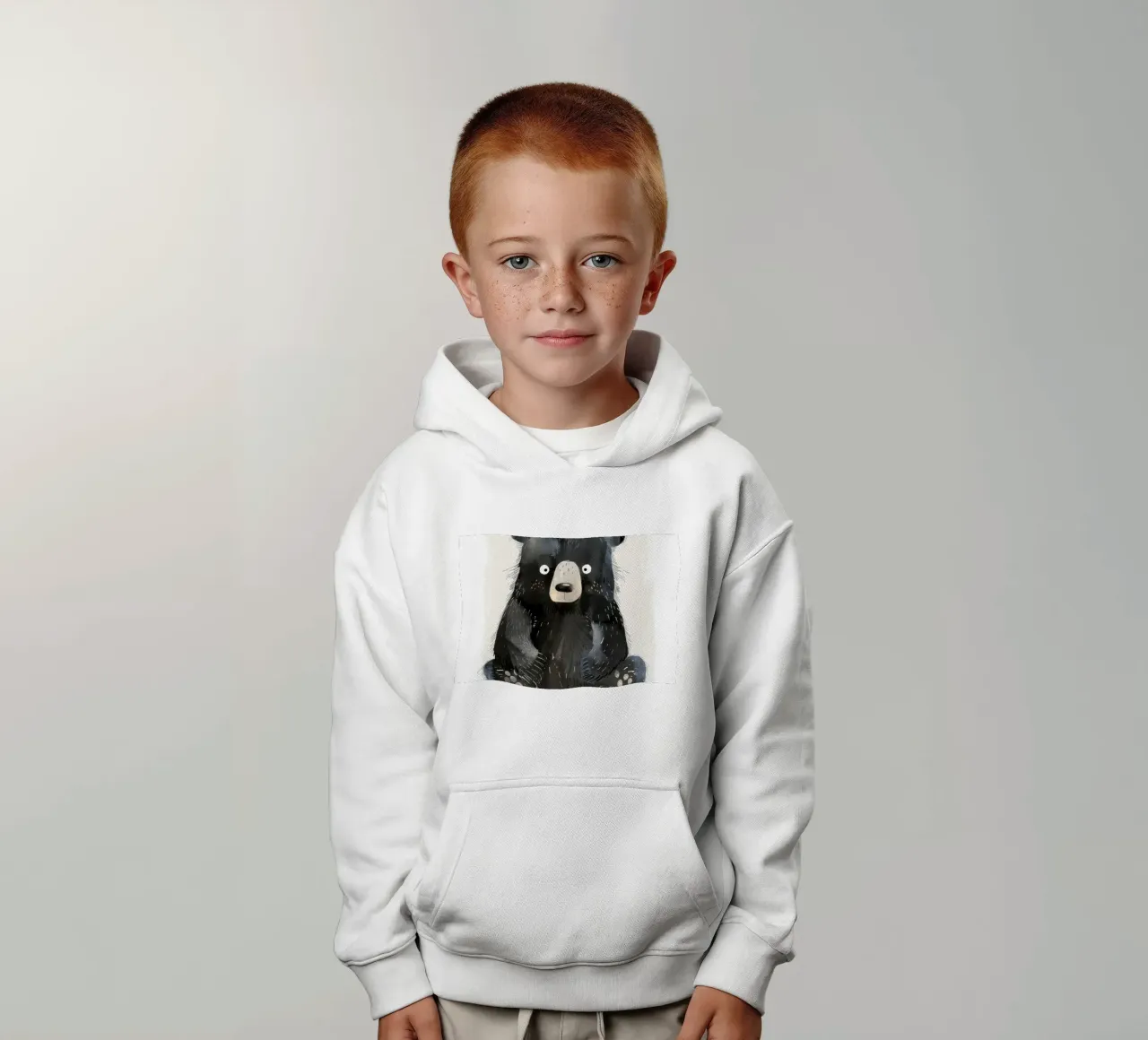 Illustrazione di un cucciolo di orso nero seduto felpa bambino con cappuccio da DesignDoodle