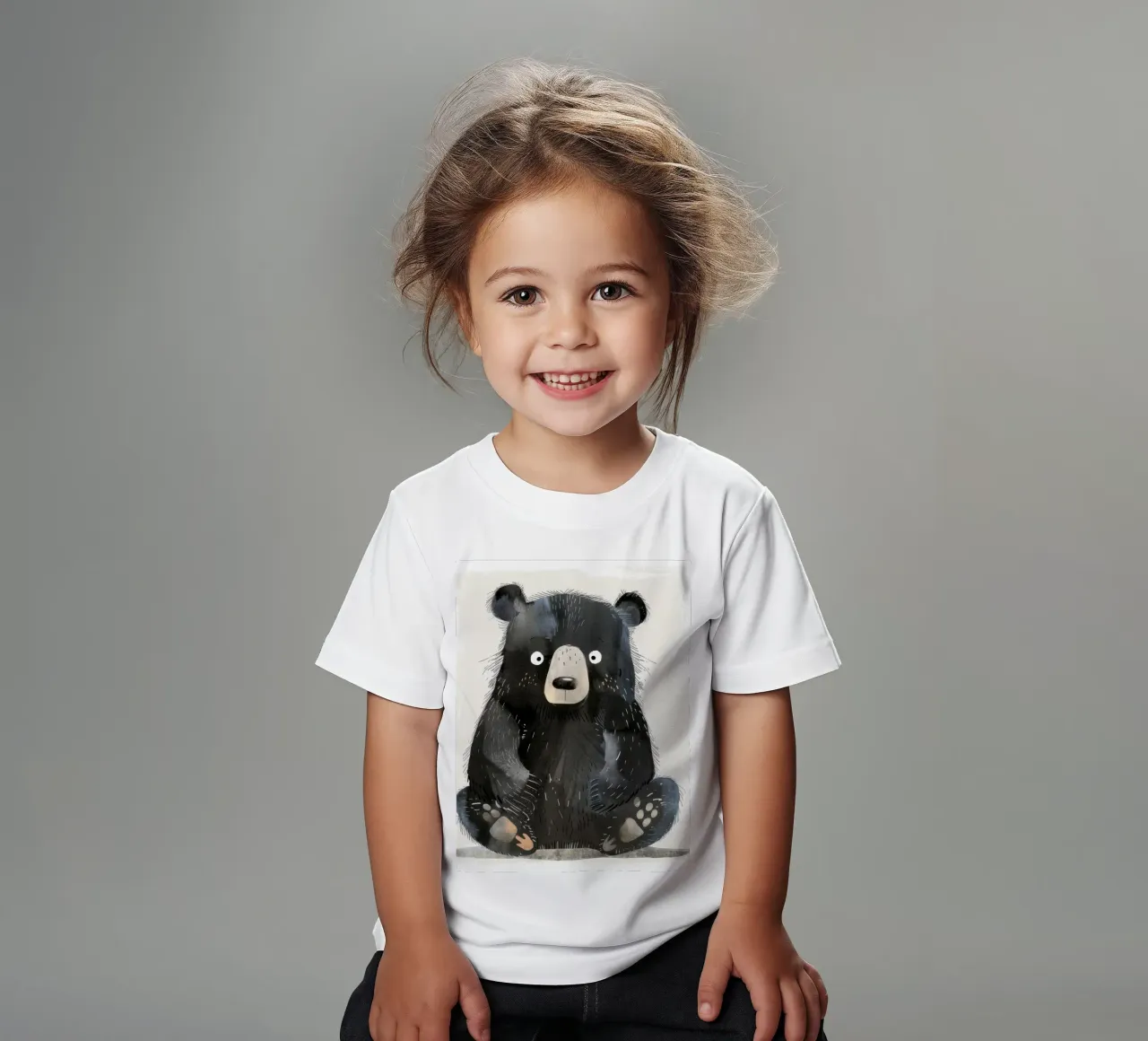 Illustrazione di un cucciolo di orso nero seduto t-shirt bambini da DesignDoodle
