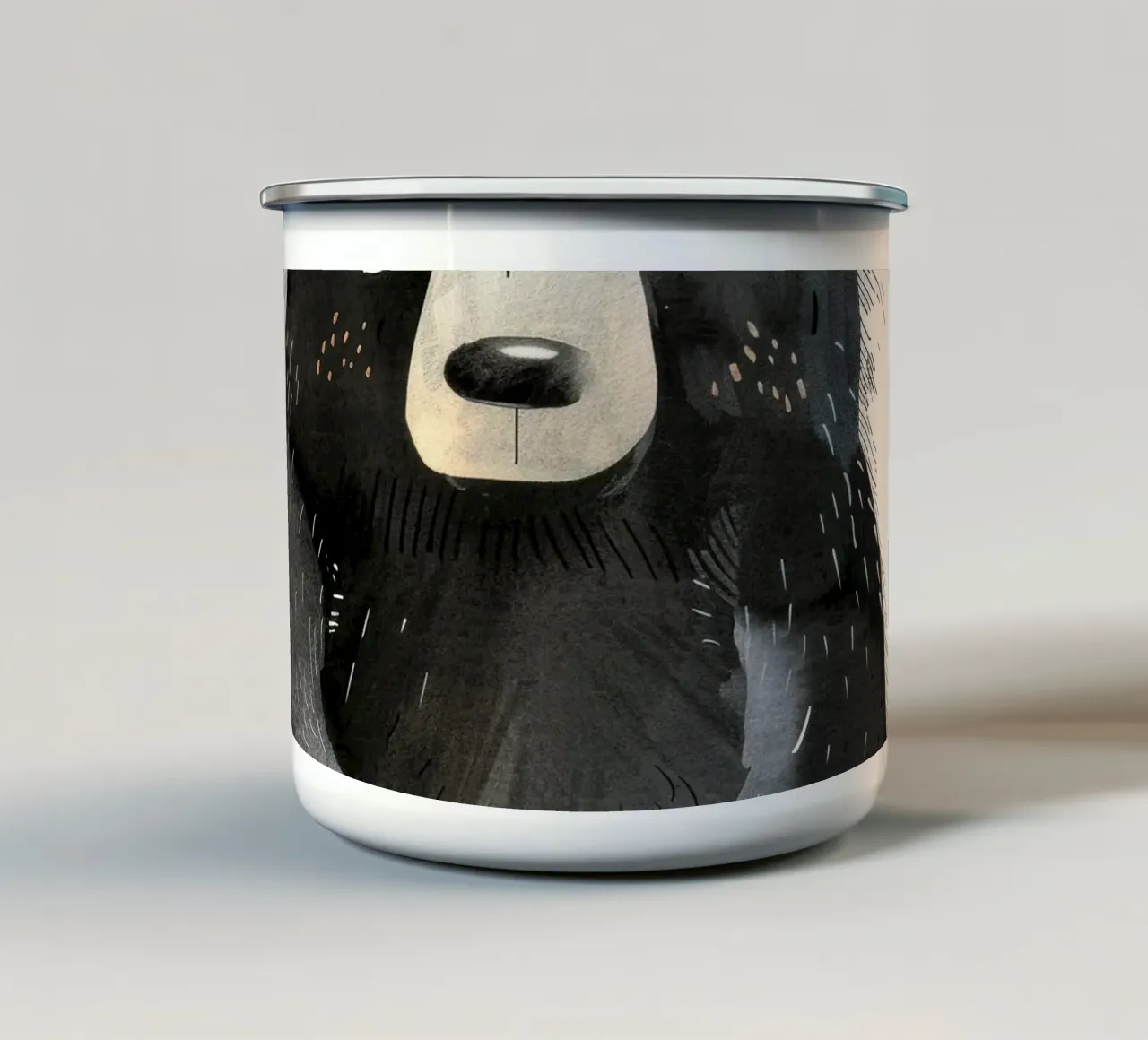 Illustrazione di un cucciolo di orso nero seduto tazza in smalto da DesignDoodle