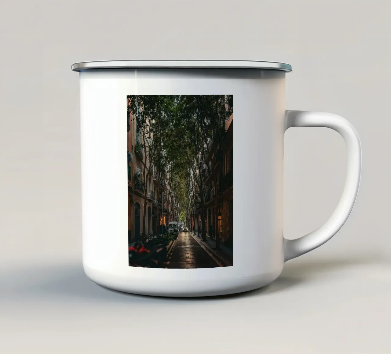 Under the Trees – Streets of Barcelona II tazza in smalto da Thilo Grøsch