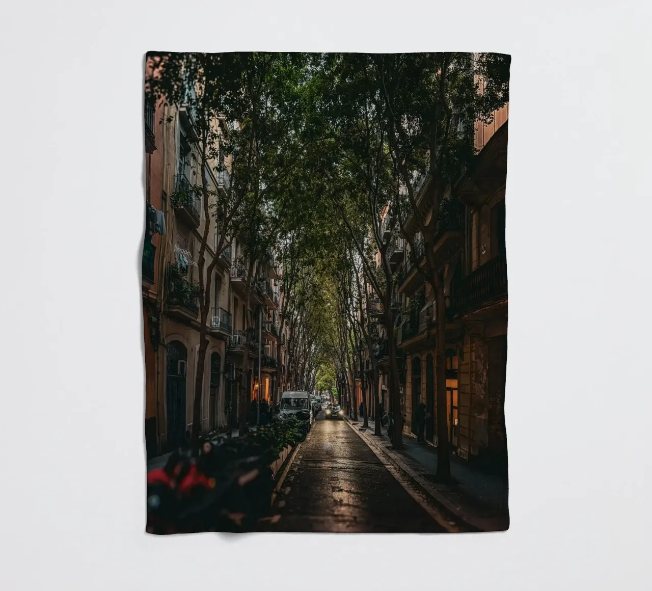 Under the Trees – Streets of Barcelona II coperta in pile da Thilo Grøsch