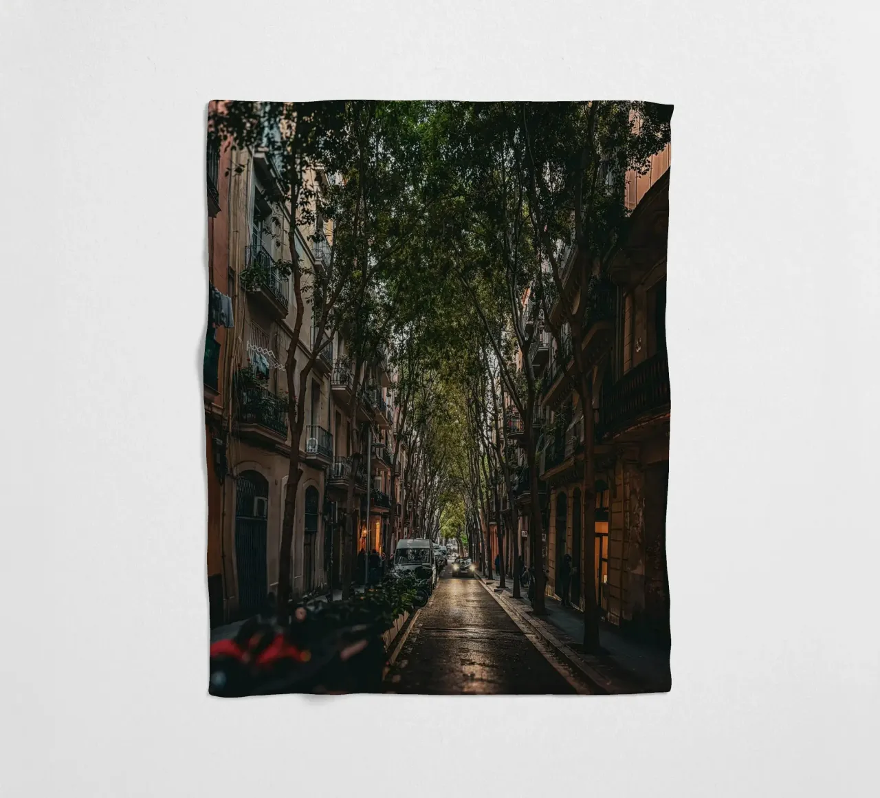 Under the Trees – Streets of Barcelona II coperta in pile da Thilo Grøsch