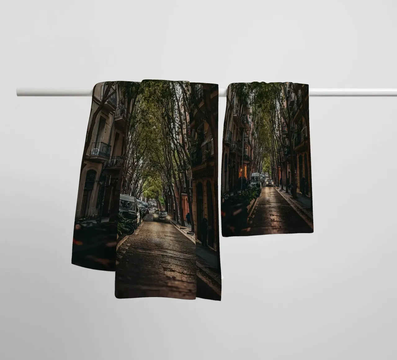 Under the Trees – Streets of Barcelona II asciugamano da bagno da Thilo Grøsch
