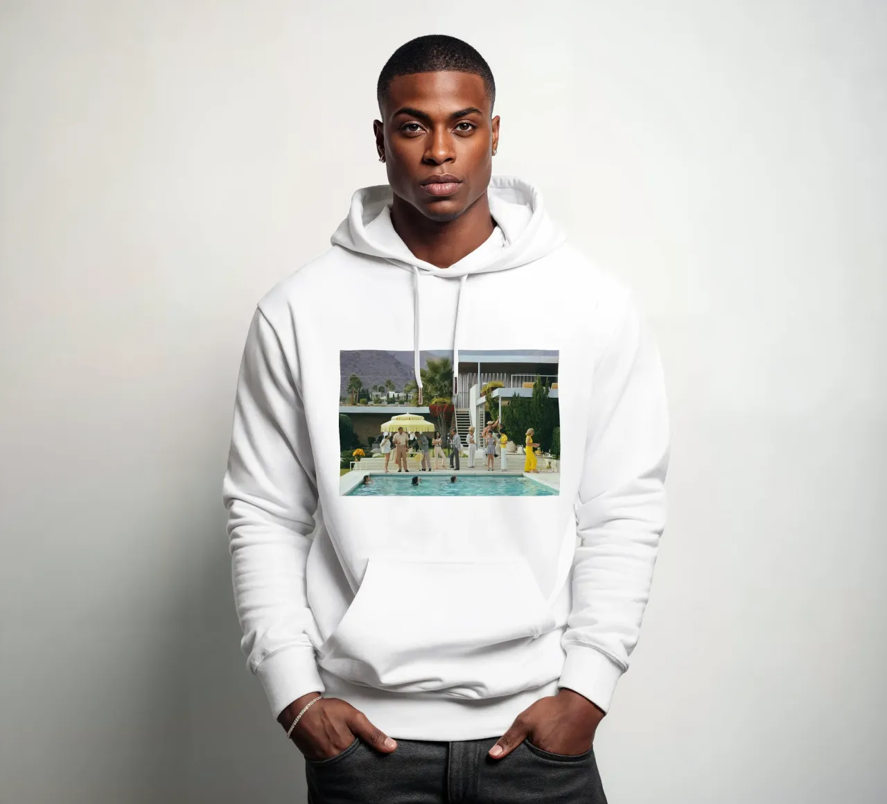 Ospite a bordo piscina - Slim Aarons felpa con cappuccio da Chrisvintage