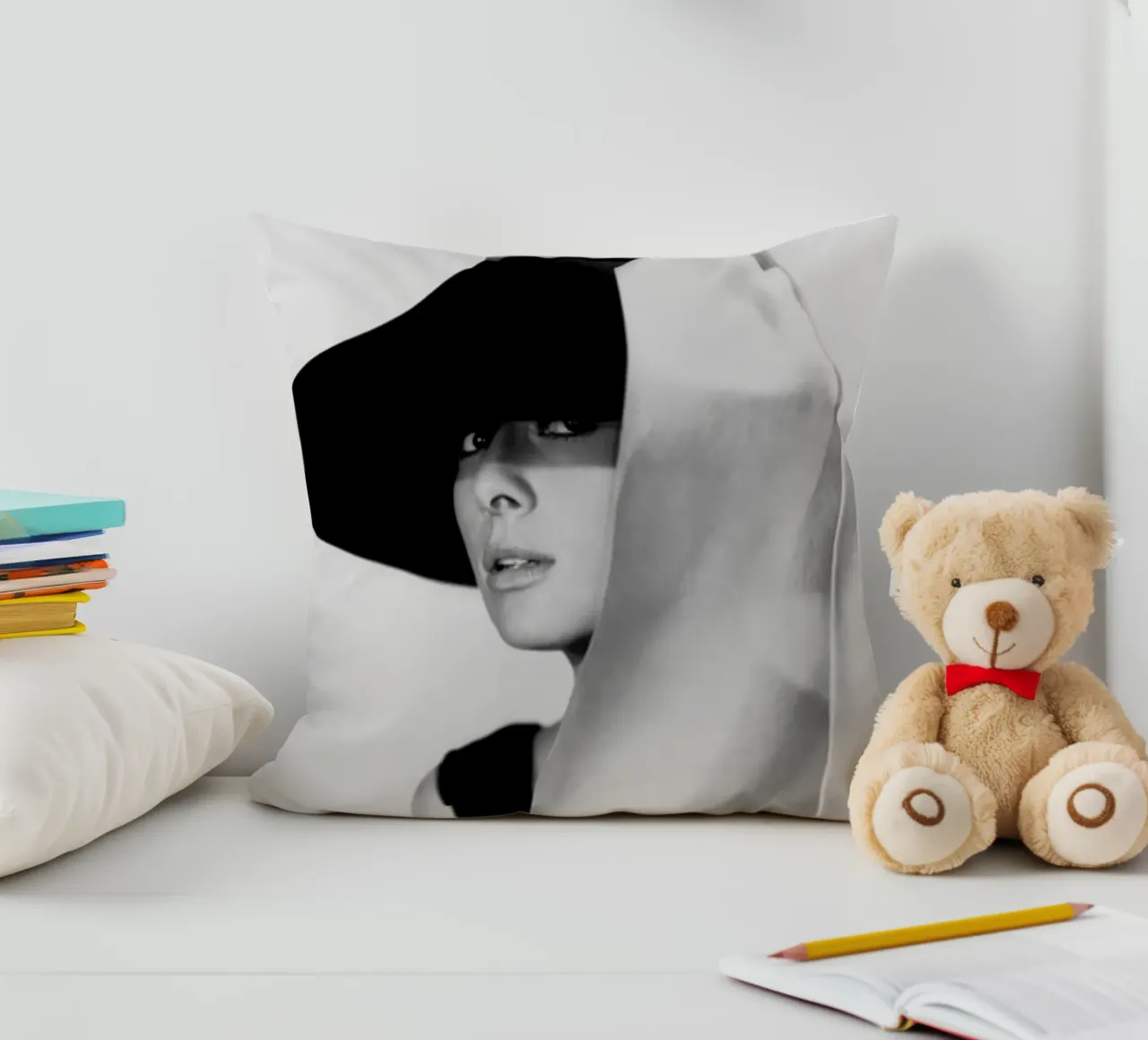 Audrey Monochrome cuscino da Lorraine Mooore