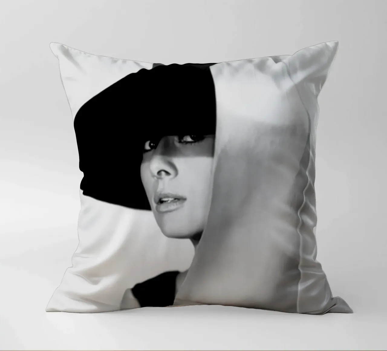 Audrey Monochrome cuscino da Lorraine Mooore