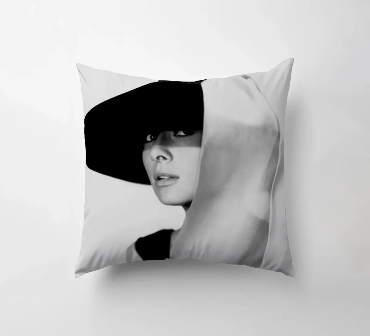 Audrey Monochrome cuscino da Lorraine Mooore