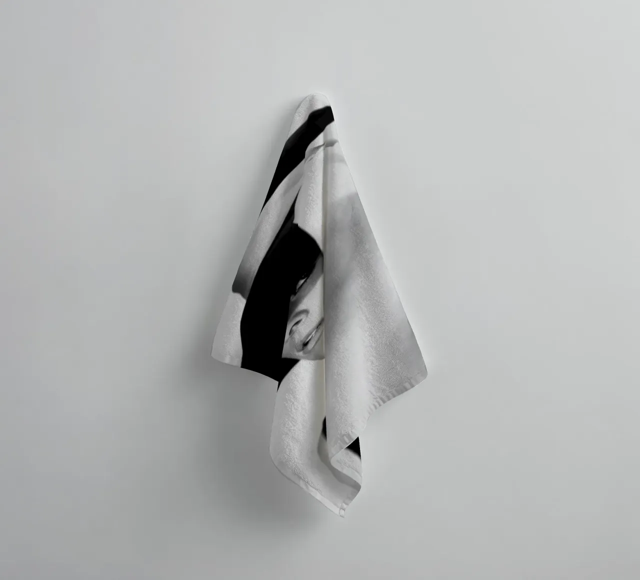 Audrey Monochrome asciugamano da bagno da Lorraine Mooore