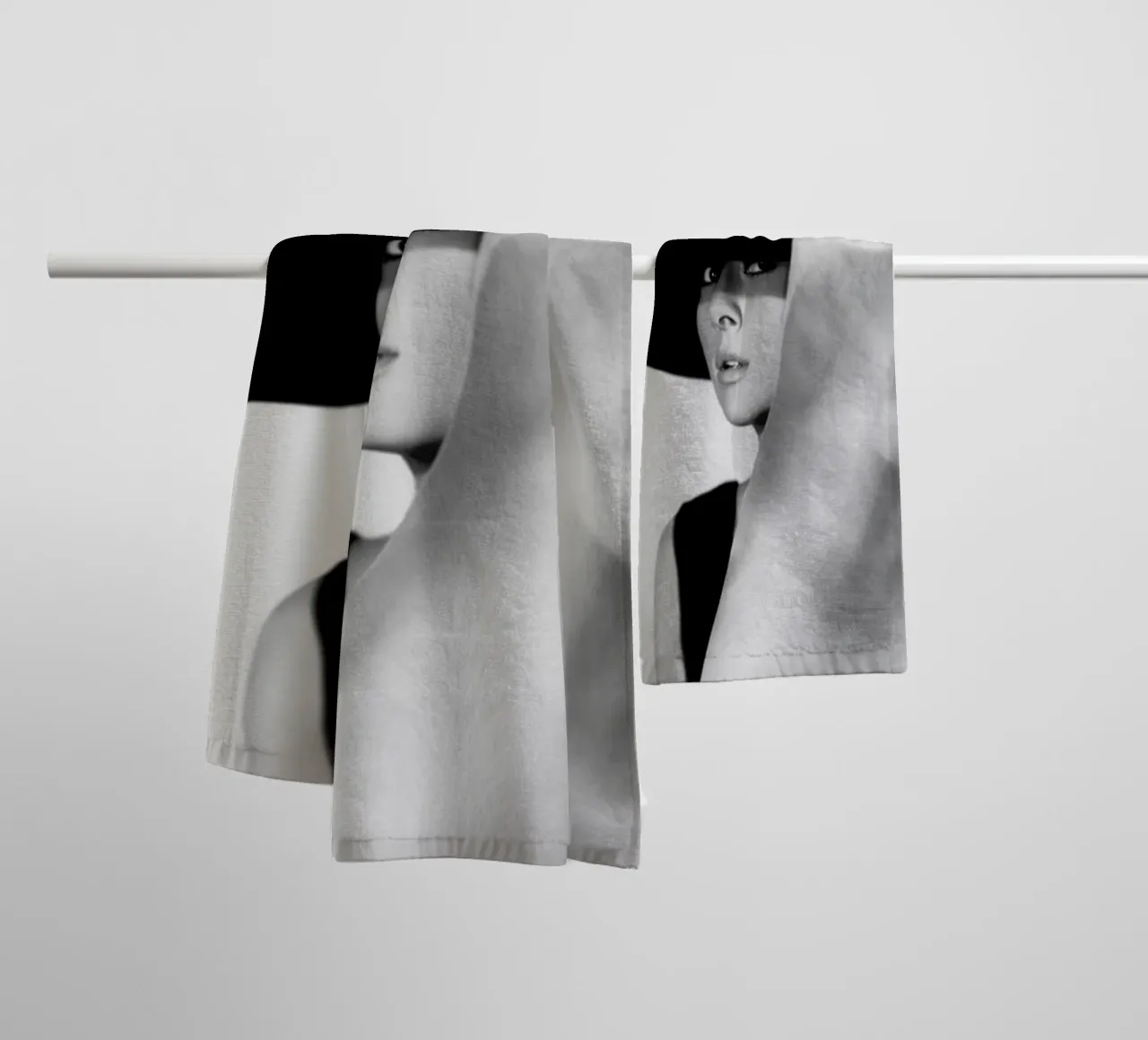Audrey Monochrome asciugamano da bagno da Lorraine Mooore
