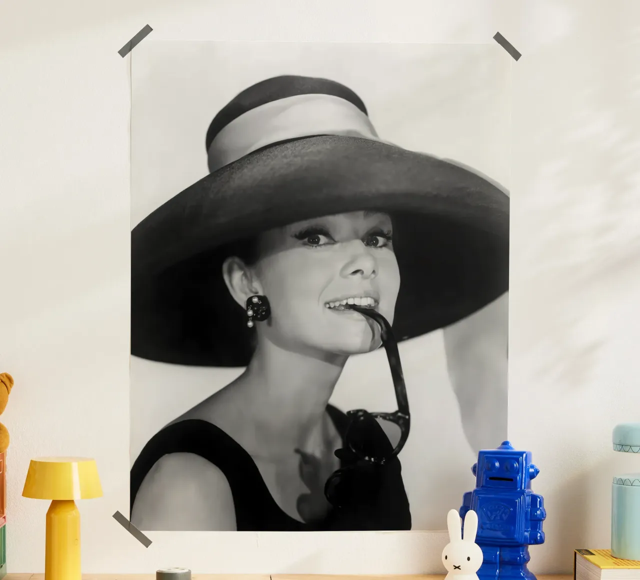 Audrey Colazione da Tiffanys, 1961 poster con telaio in plastica da Lorraine Mooore