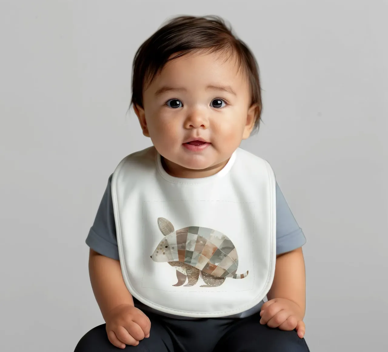 Gestileerde gordeldierillustratie in aardetinten baby slabbetje van DesignDoodle