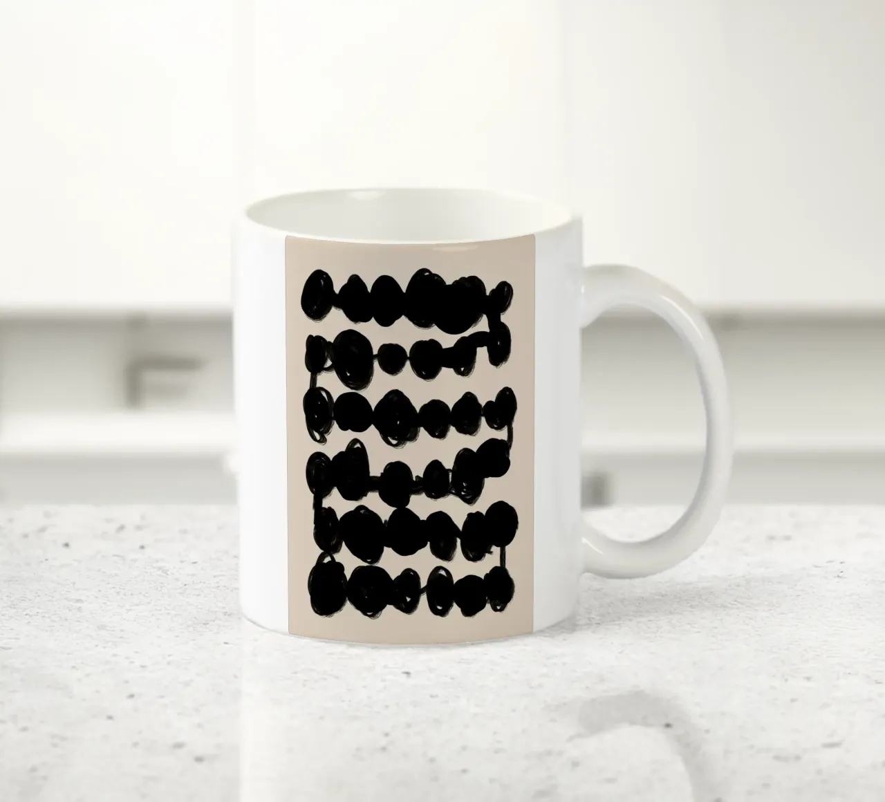 Linee ondulate nere astratte su beige tazza in ceramica da Melloi Art Print