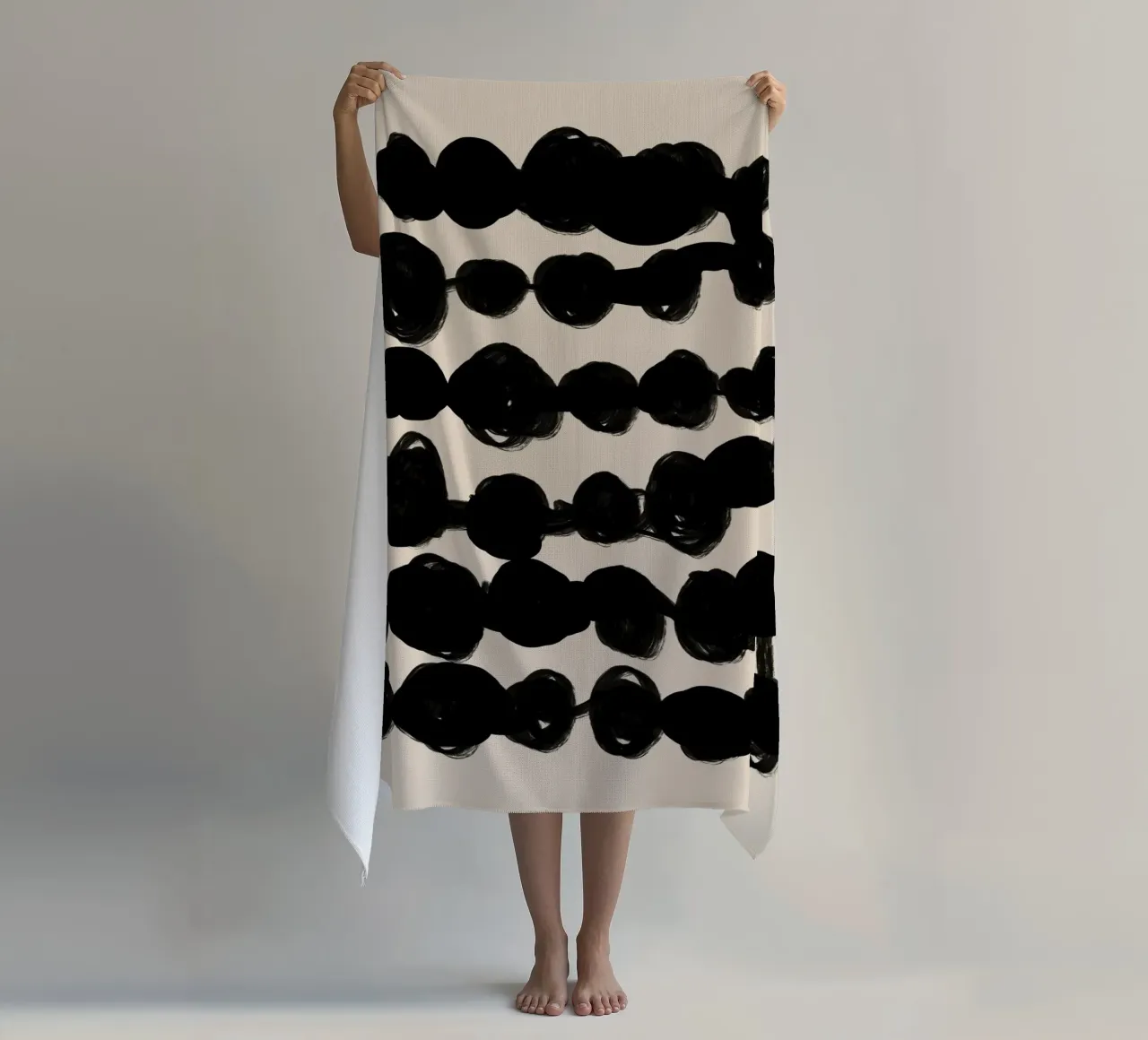 Linee ondulate nere astratte su beige telo mare da Melloi Art Print