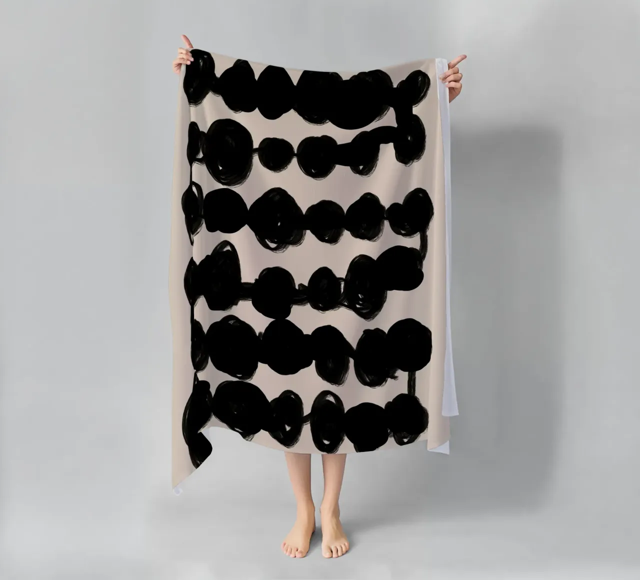 Linee ondulate nere astratte su beige telo mare da Melloi Art Print