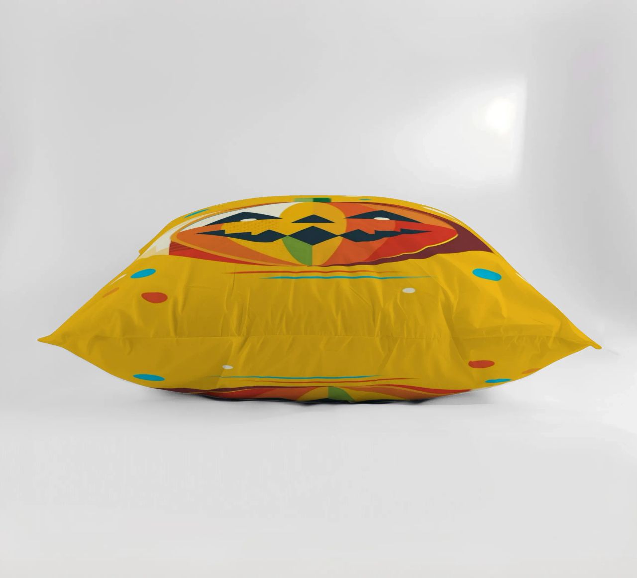 Zucca di Halloween geometrica e colorata con un viso allegro cuscino da namosh