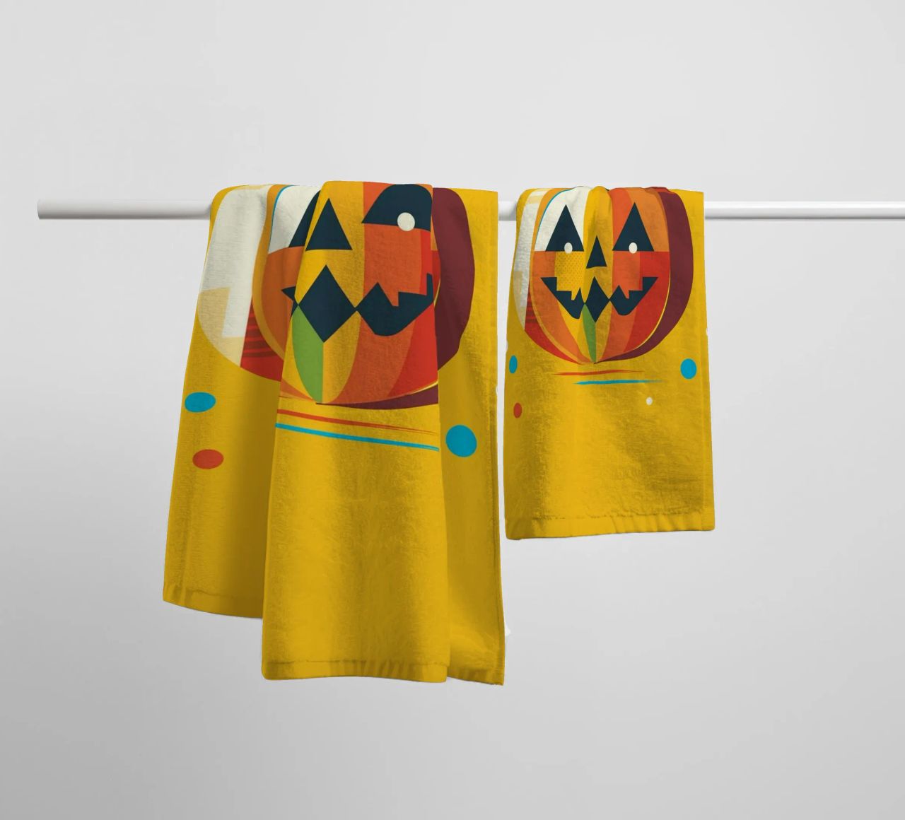 Zucca di Halloween geometrica e colorata con un viso allegro asciugamano da bagno da namosh