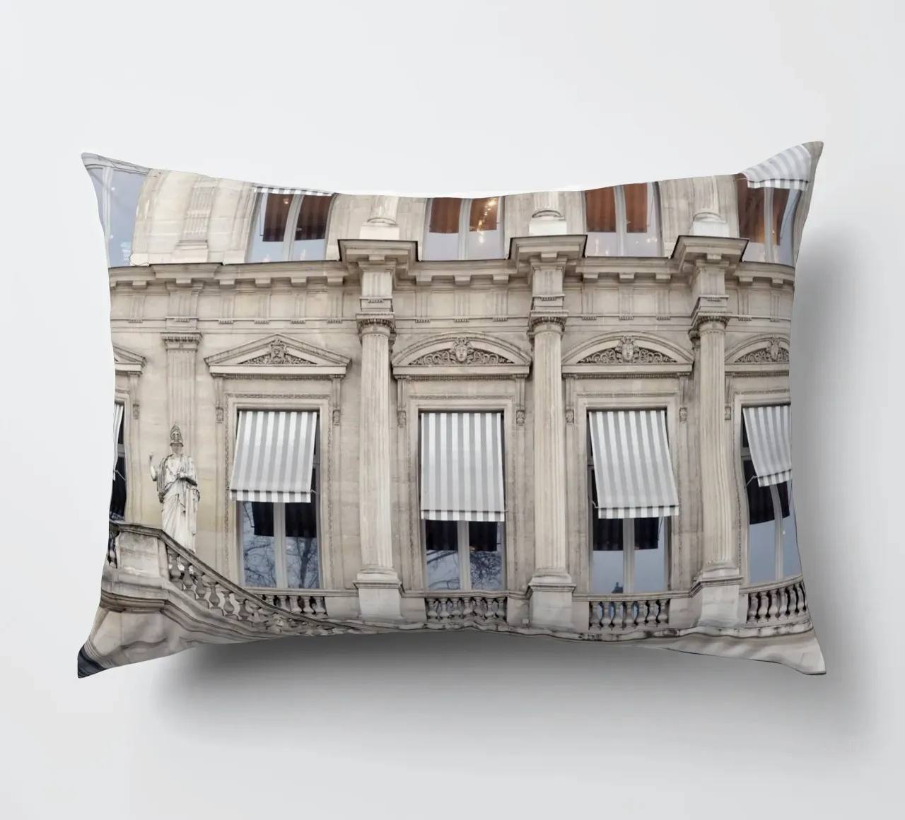 Paris Building with Striped Awning cuscino da GraceDigitalArtCo