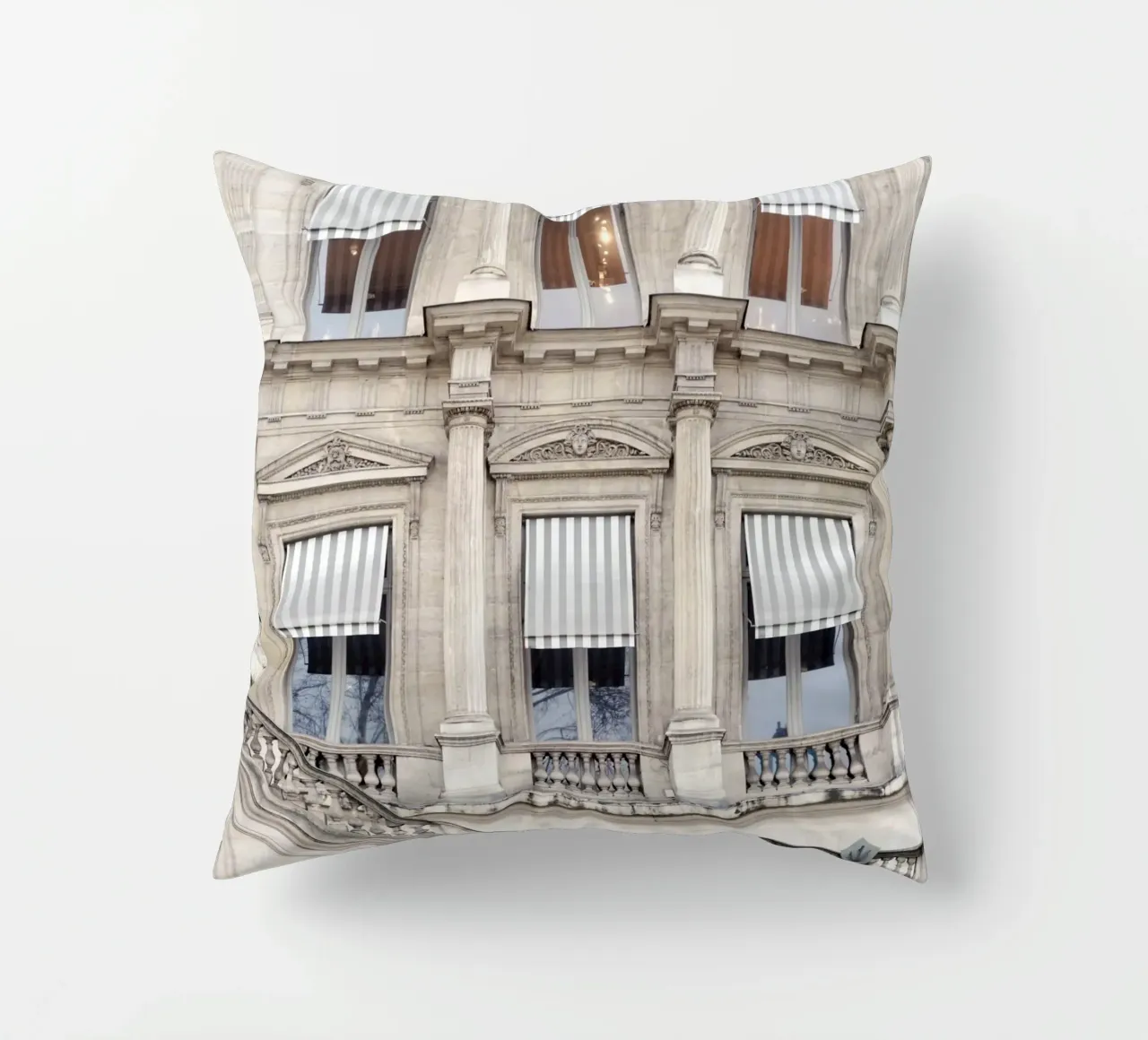 Paris Building with Striped Awning cuscino da GraceDigitalArtCo