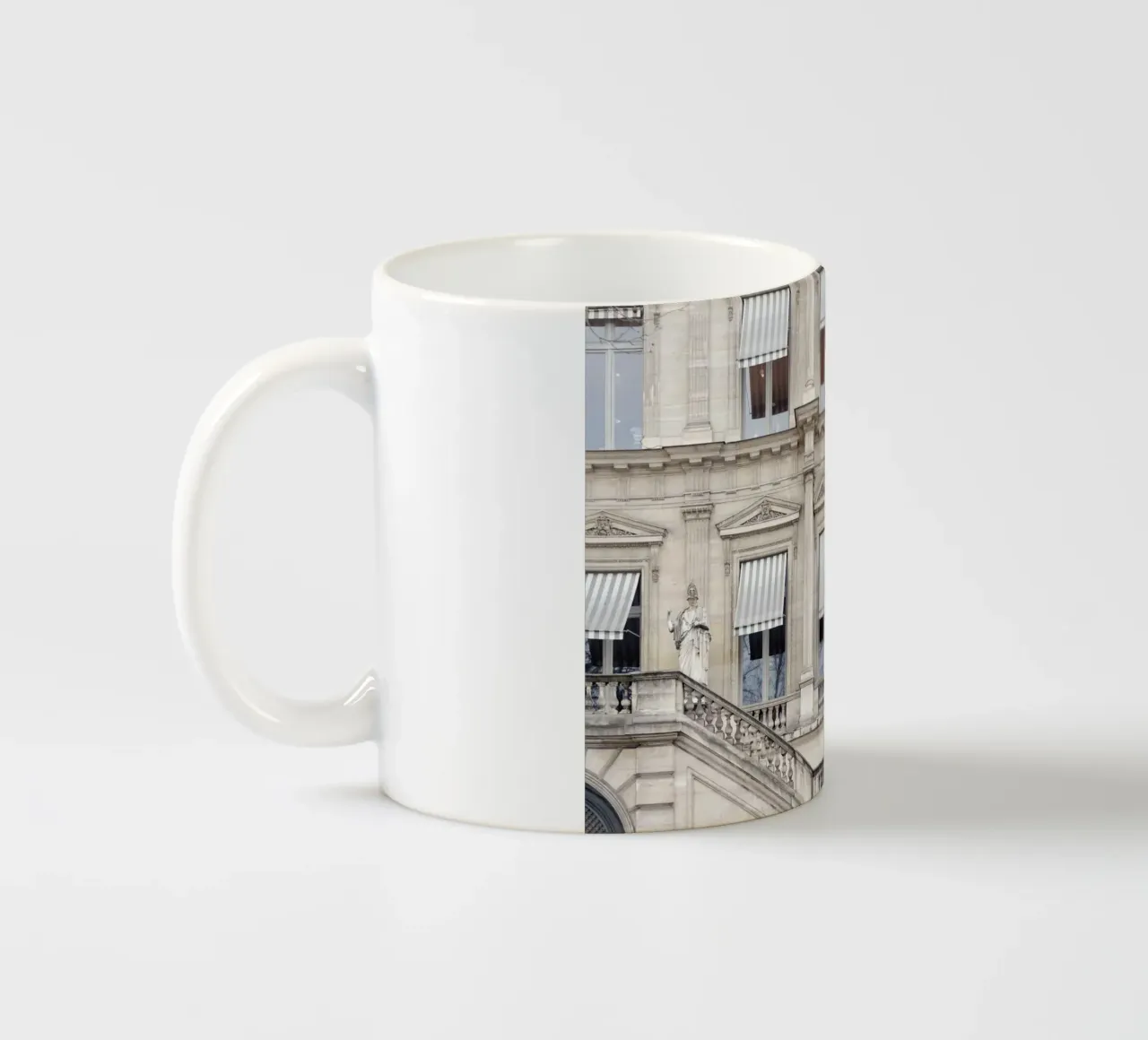 Paris Building with Striped Awning tazza in ceramica da GraceDigitalArtCo