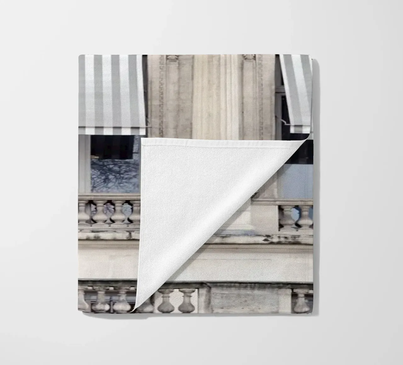 Paris Building with Striped Awning telo mare da GraceDigitalArtCo