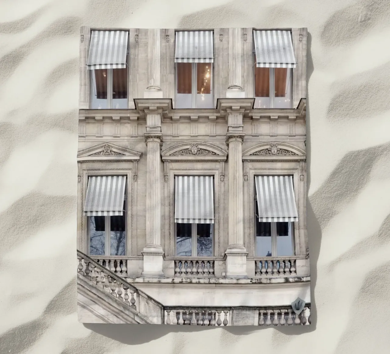 Paris Building with Striped Awning telo mare da GraceDigitalArtCo