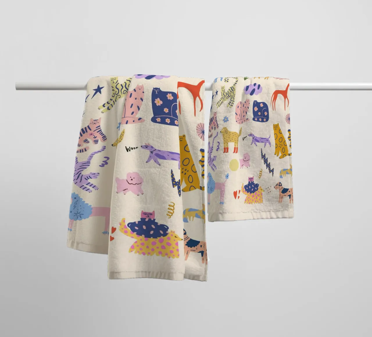 Gatti e cani asciugamano da bagno da Rose Beck Art