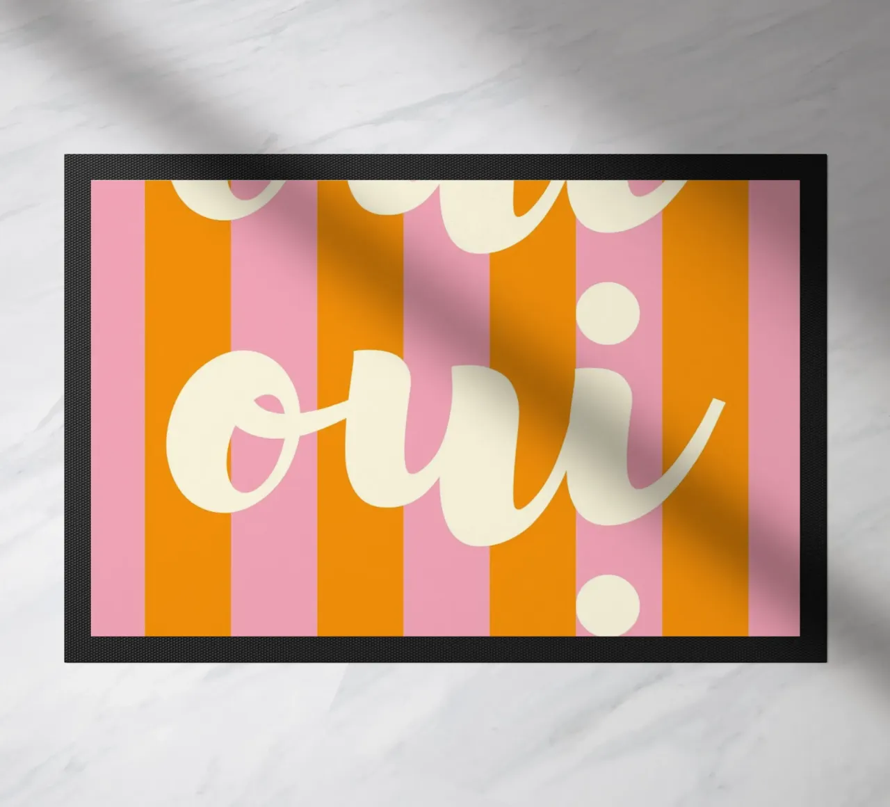 Oui Oui Oui French Quote Art - Retro a righe rosa e arancione zerbino da pdigitalprints