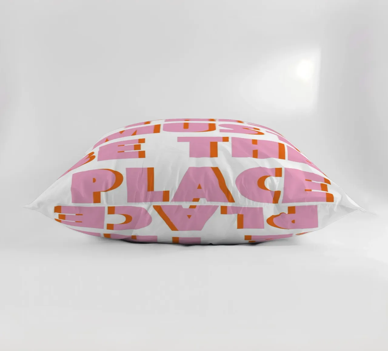 Tipografia retrò "This Must Be The Place" in rosa e arancione cuscino da pdigitalprints