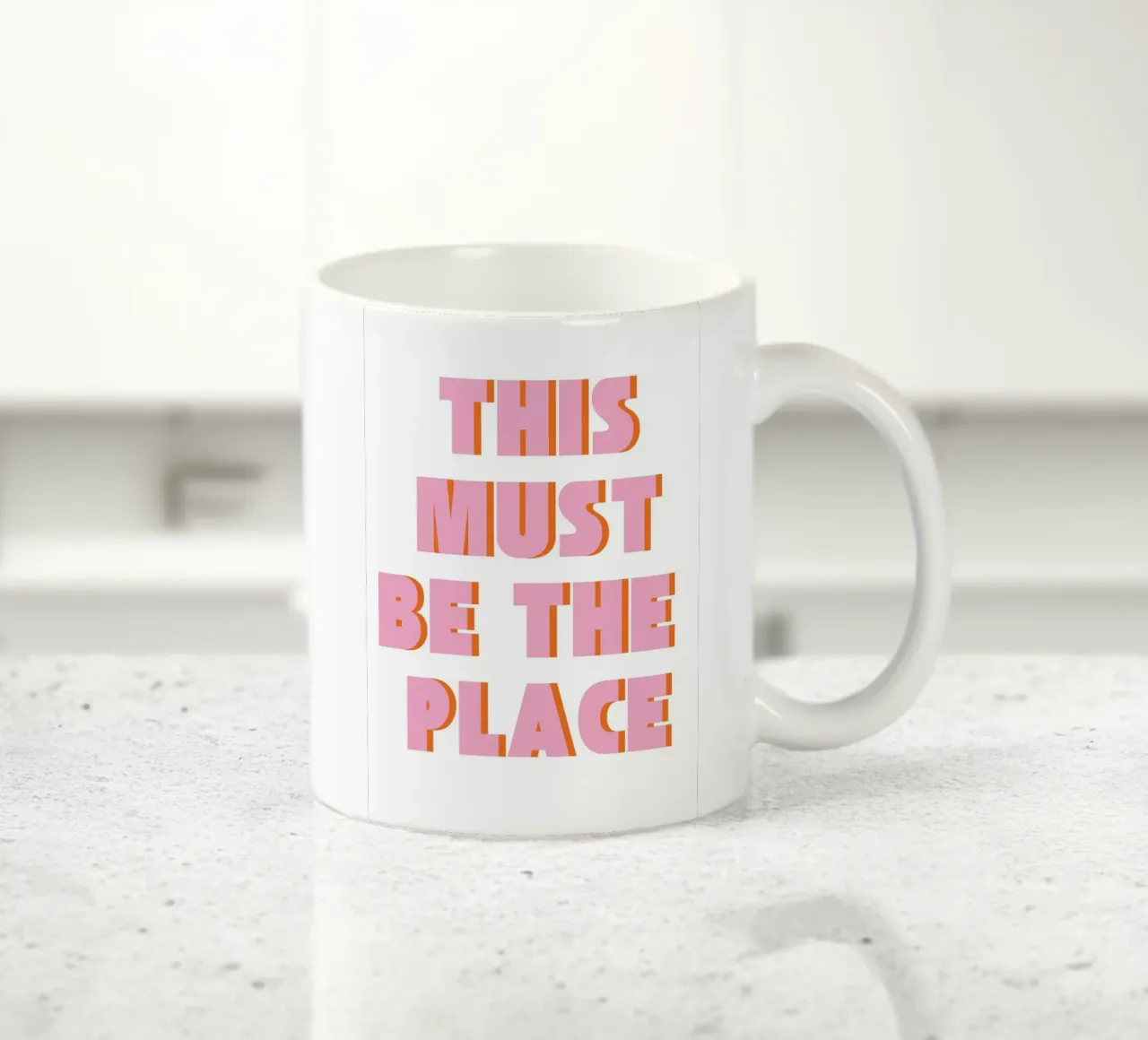 Tipografia retrò "This Must Be The Place" in rosa e arancione tazza in ceramica da pdigitalprints