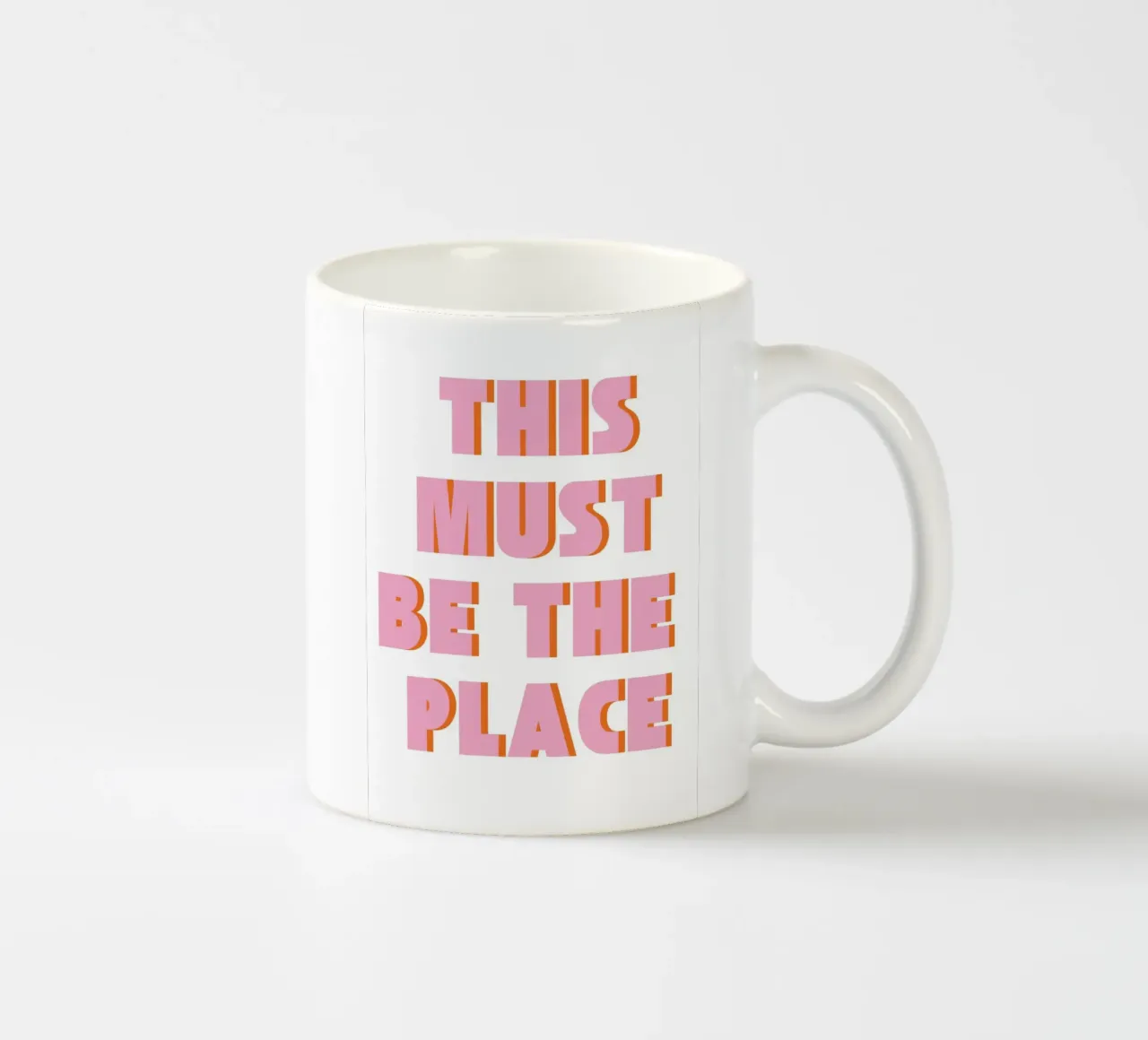 Tipografia retrò "This Must Be The Place" in rosa e arancione tazza in ceramica da pdigitalprints