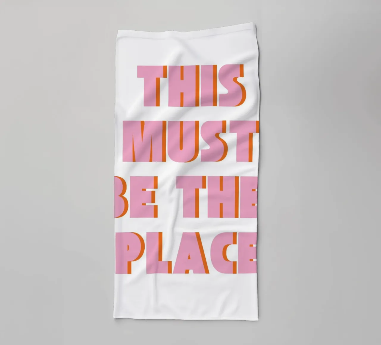 Tipografia retrò "This Must Be The Place" in rosa e arancione asciugamano da bagno da pdigitalprints