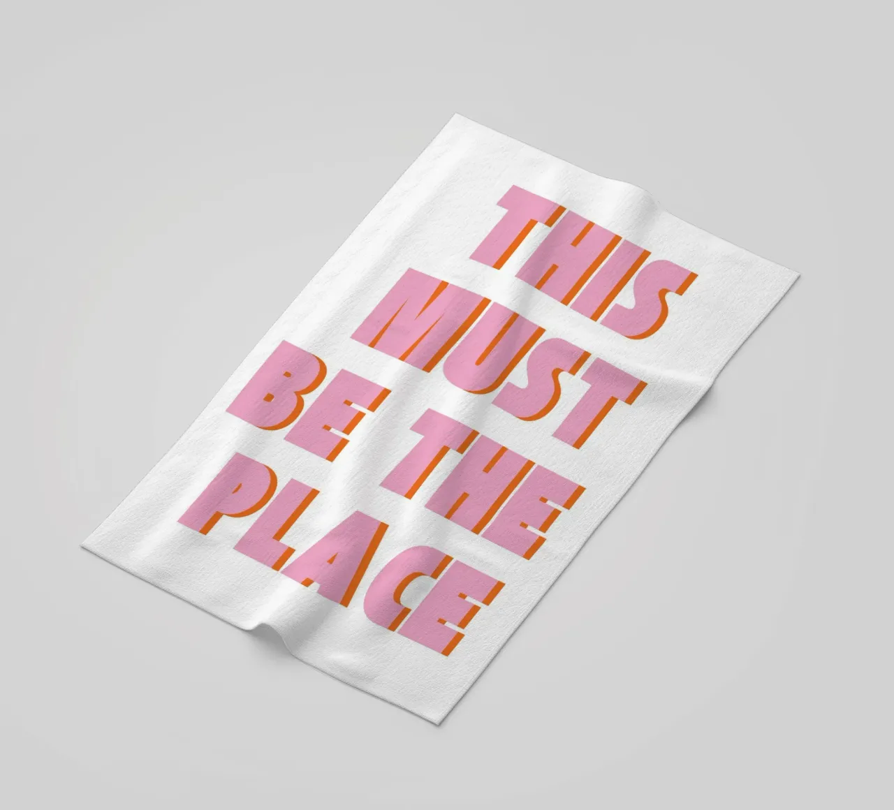 Tipografia retrò "This Must Be The Place" in rosa e arancione telo mare da pdigitalprints