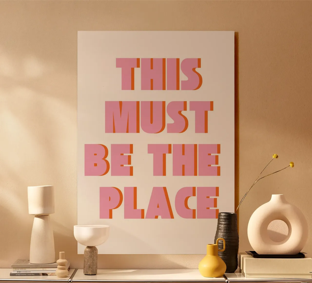 Tipografia retrò "This Must Be The Place" in rosa e arancione plexiglass da pdigitalprints